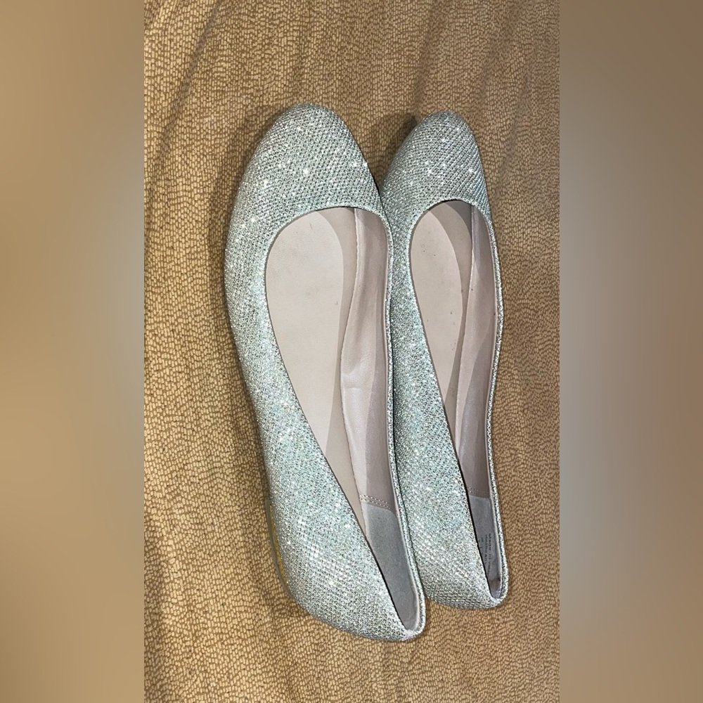 CALL IT SPRING GOLD FLATS SIZE 6 WOMEN’S